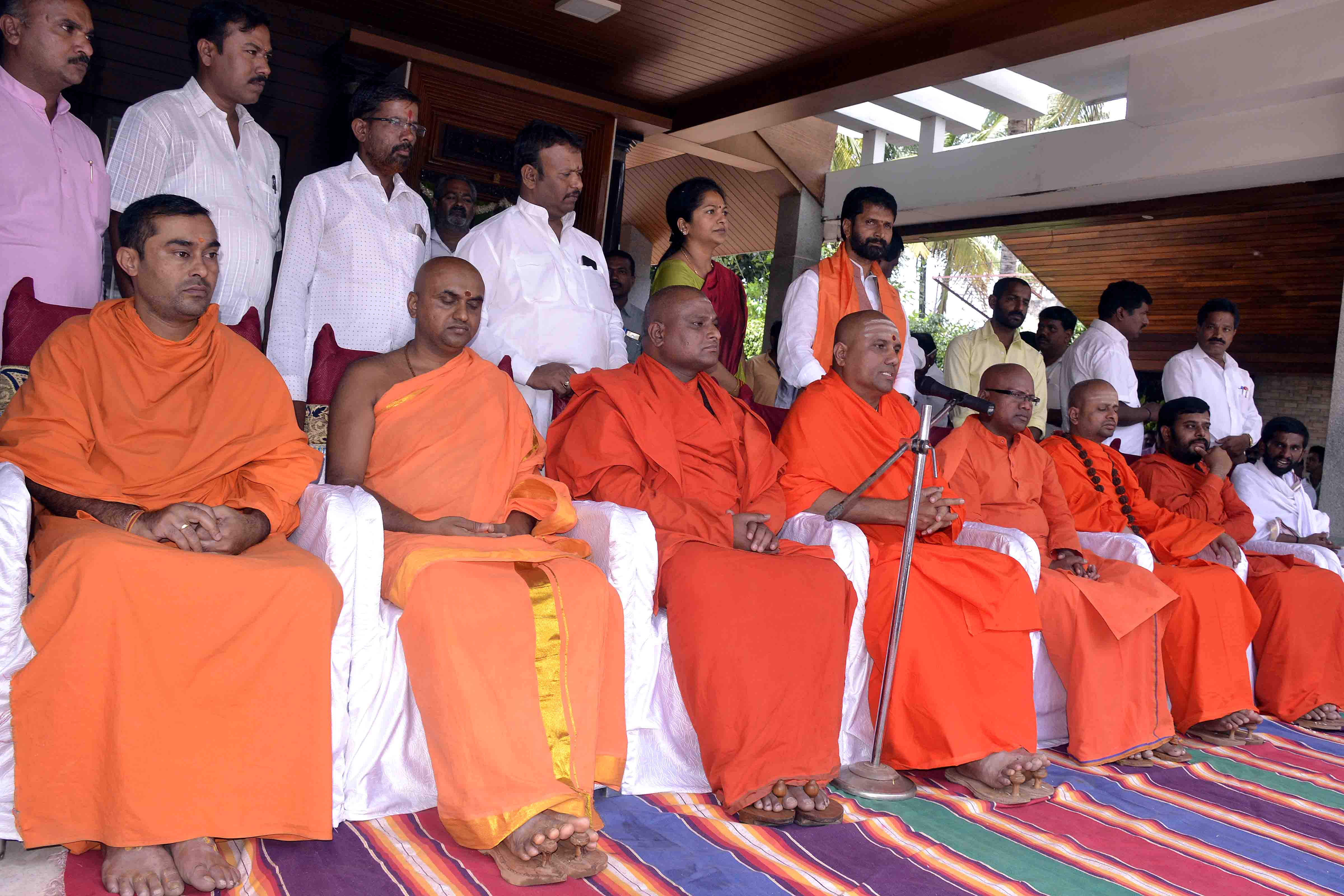 ಹಣ- ಜಾತಿಯ ನಡುವೆ ಧರ್ಮ ನರಳುತ್ತಿದೆ: ಮಾದರ ಚೆನ್ನಯ್ಯ ಸ್ವಾಮೀಜಿ